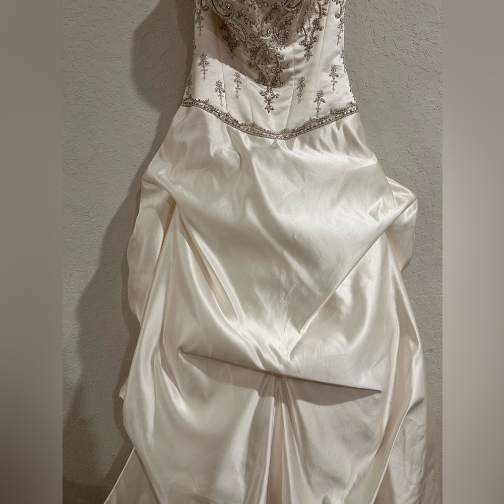 Elegant Cream Strapless Wedding Dress